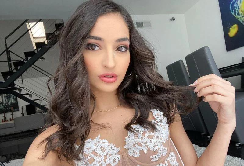 Who is Emily Willis? A Rising Star's Inspiring Journey